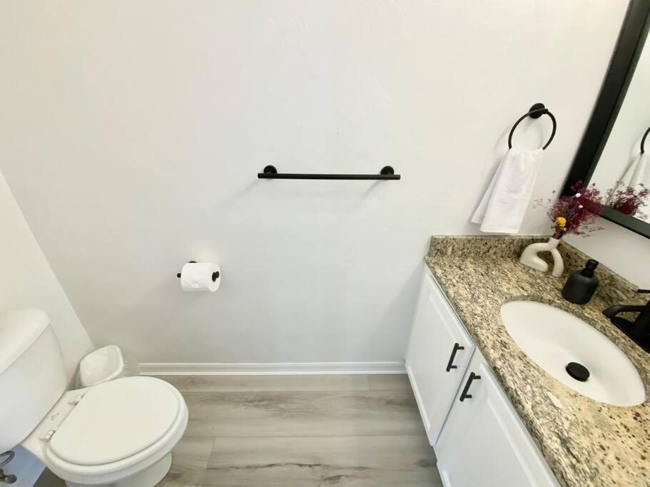 Sanctuary Gainesville Bright 2 Bedroom King Condo 외부 사진