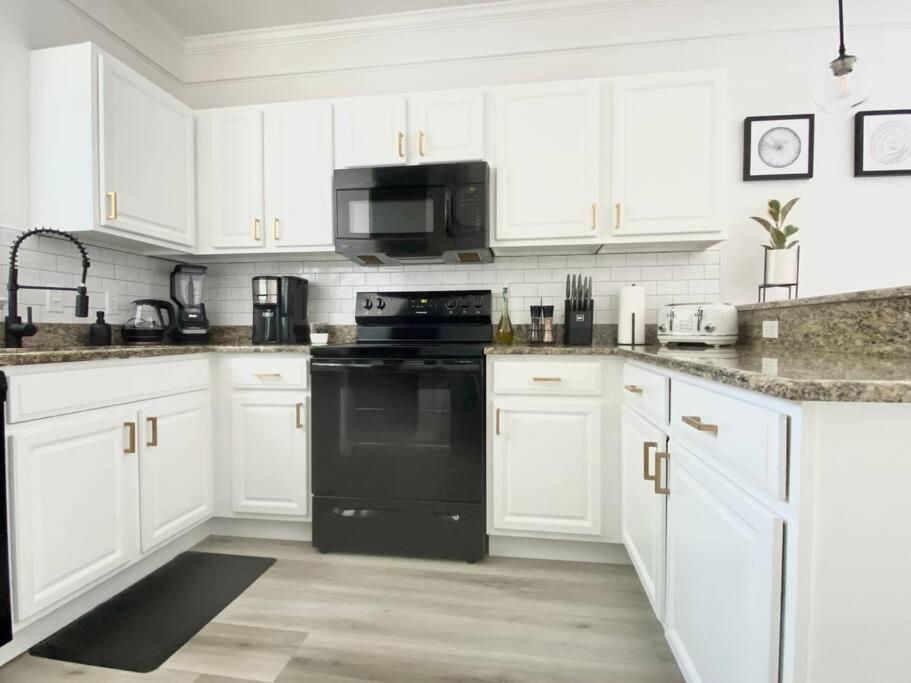 Sanctuary Gainesville Bright 2 Bedroom King Condo 외부 사진